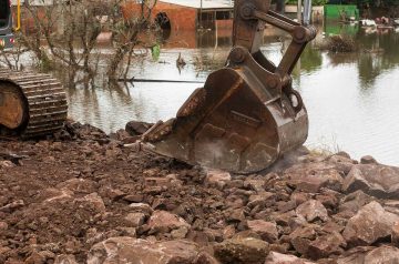 Começa obra para fechamento de dique no Rio Branco e retomada da operação da Casa de Bombas no Mathias Velho