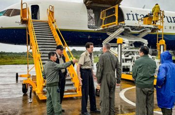 Terceiro avião com doações da ONG americana SamaritansPurse para vítimas das enchentes chega à Base Aérea de Canoas