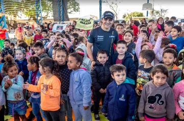 Felipe Massa visita escola em Canoas após fazer doação de R$ 1,8 milhão aos atingidos pelas enchentes