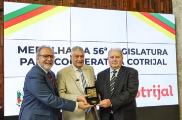 Deputado Gustavo Victorino entrega Medalha da 56ª Legislatura à Cotrijal